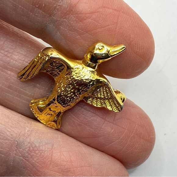 DOTTY SMITH Gold Tone Duck Pin Brooch - Picture 3 of 6